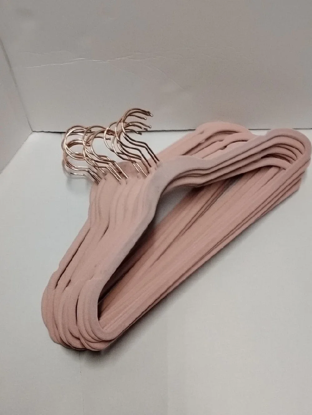 Soft Pink Velvet Women’s Hangers with Rose Gold Hooks 19